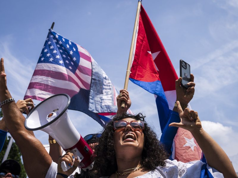 ﻿Cuban protestors and supporters rally outside the Cuban Embassy during