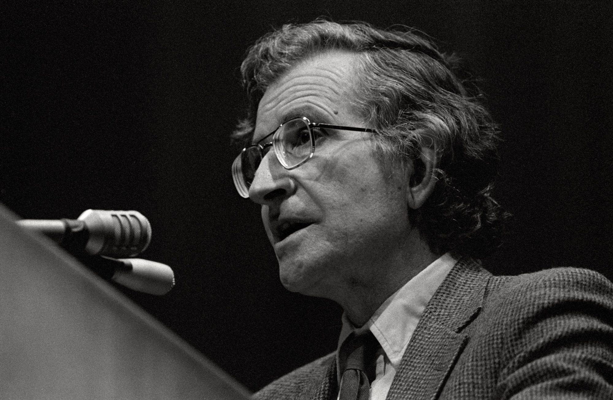 Noam Chomsky lectures on “fifty reasons why we live in a totalitarian society” at the University of Wyoming Arts & Sciences Auditorium on February 20, 1989 in Laramie, Wyoming. Photo by Mark Junge/Getty Images