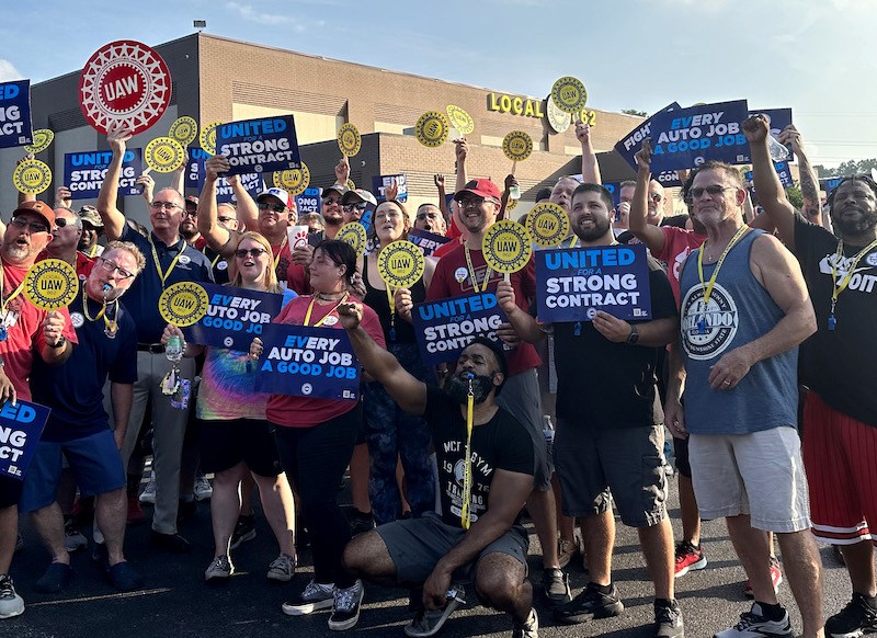 Members of Auto Workers Local 862 rallied on Thursday in Louisville, Kentucky. They work at Ford’s Kentucky Truck Plant building Ford Super Duty Trucks, Ford Expeditions, and Lincoln Navigators, and at the Louisville Assembly Plant where they build Ford Escapes and Lincoln Corsairs. A second rally was held on Friday. Photo: Luis Feliz Leon