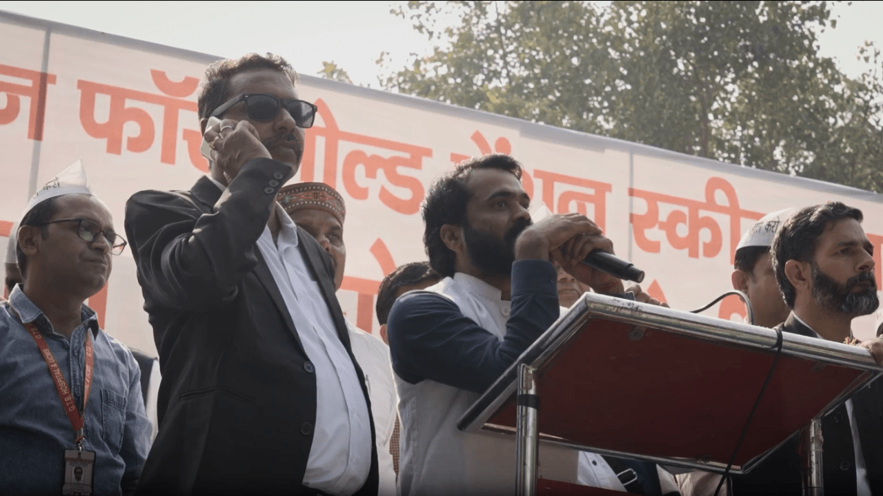 Workers in New Delhi rally for the restoration of fixed pensions. Screenshot from video by Mohit Sauda.