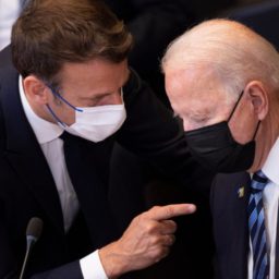 ‘I Would Not Use Those Words’ – Macron Criticises Biden’s Anti-Putin Rhetoric as Undermining Chance of Peace